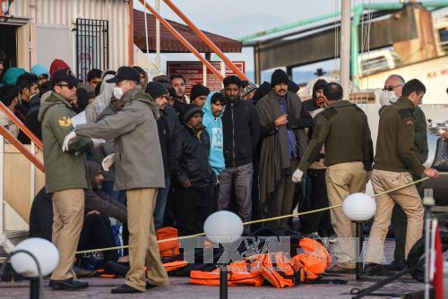 Греция начала возвращать беженцев в Турцию